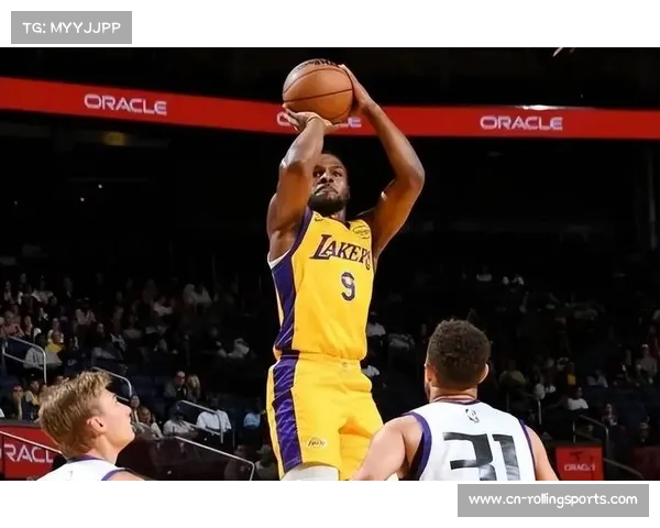 布朗尼夏联内线突破砍分对抗洛夫顿展现节奏变化体现全面进攻能力